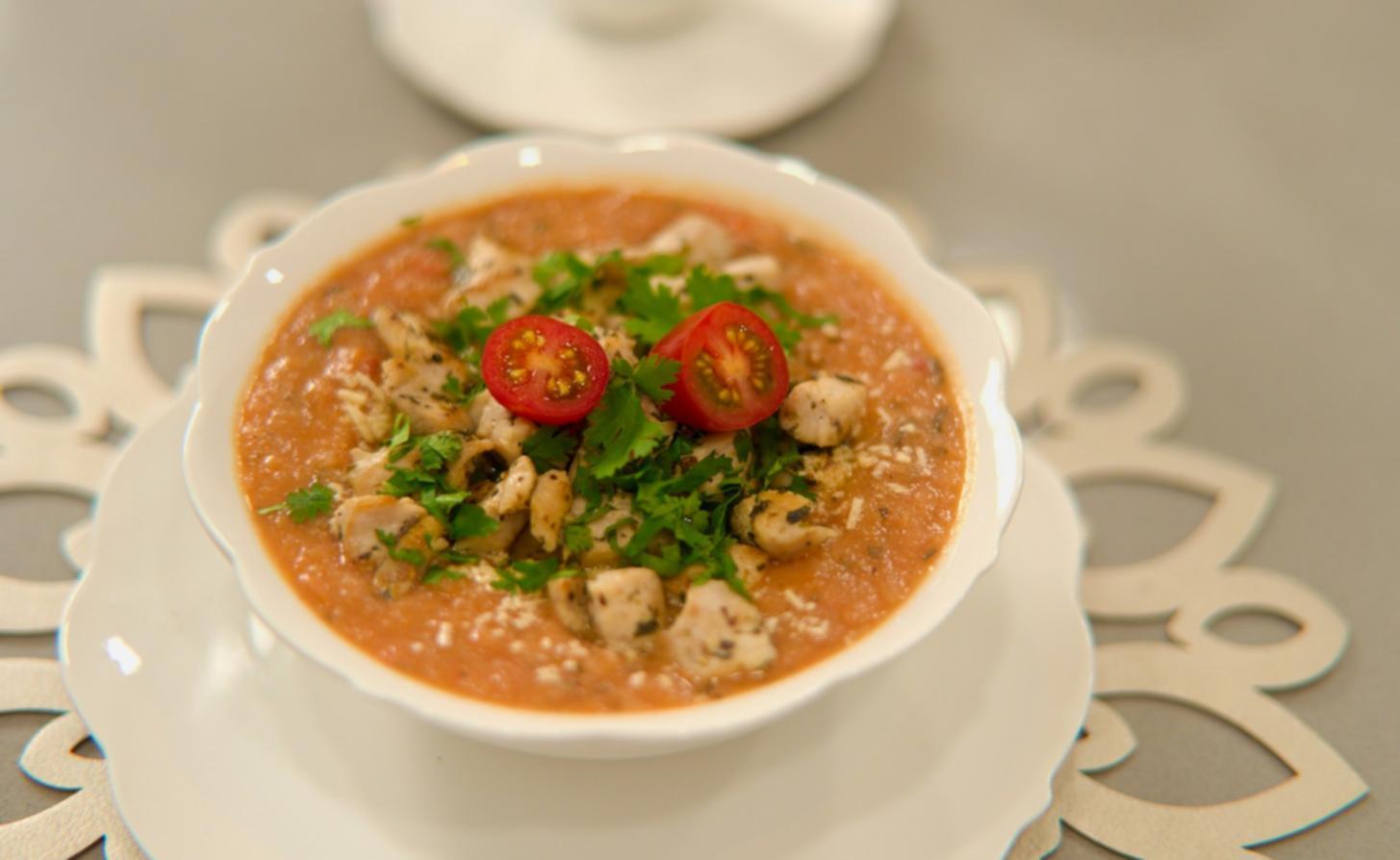 Stół z różnorodnymi świeżymi warzywami, owocami i zdrowymi produktami spożywczymi